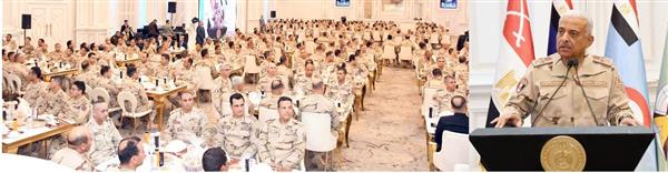 وزير الدفاع يشارك عدد من مقاتلى قوات الدفاع الجوى تناول وجبة الإفطار