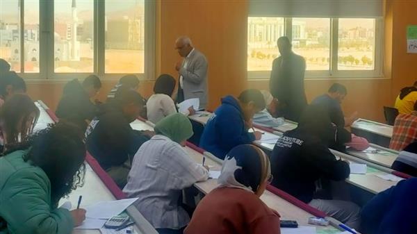 رئيس جامعة أسيوط يتابع امتحانات منتصف الفصل الدراسي الثاني