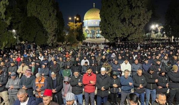 عشرات الآلاف يؤدون صلاتي العشاء والتراويح في المسجد الأقصى