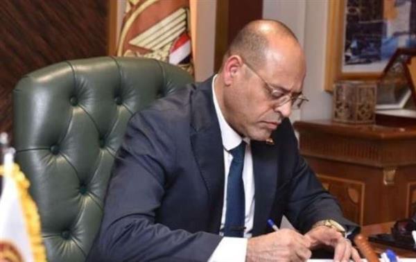 وزير العمل يوفر فرصة عمل لمواطن كفيف بالمنيا