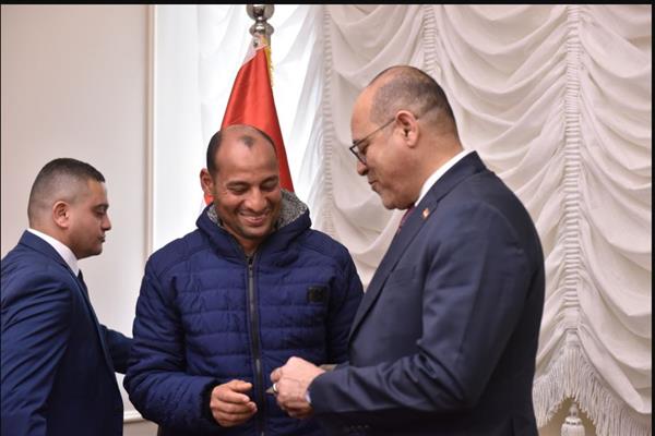 جبران يُسلم شيكات تعويضات بقيمة 248 ألف جنيه لصالح أُسر 4 عمال في 3 محافظات