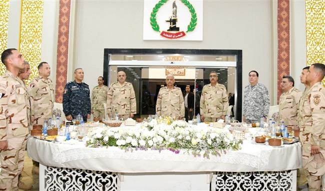 الفريق أول عبد المجيد صقر يشارك مقاتلي الجيش الثاني الميداني تناول وجبة الإفطار