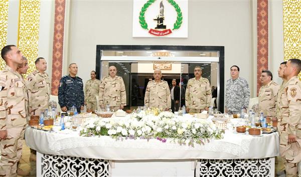 الفريق أول عبد المجيد صقر يشارك مقاتلي الجيش الثاني الميداني تناول وجبة الإفطار