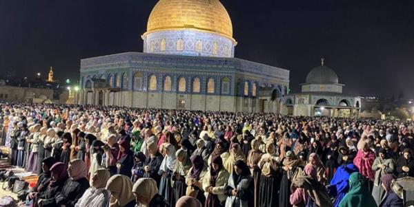 100 ألف يؤدون صلاتي العشاء والتراويح في المسجد الأقصى