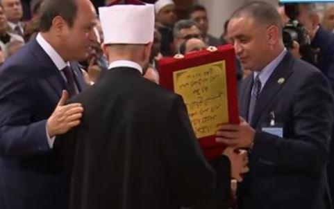 وزير الأوقاف يهدي الرئيس السيسي نسخة من كتاب "الحق المبين في الرد على من تلاعب بالدين"