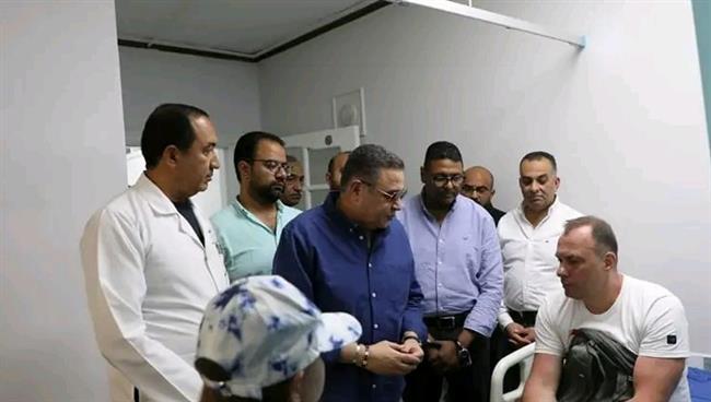 محافظ البحر الأحمر يطمئن على المصابين في حادث غرق غواصة بالغردقة