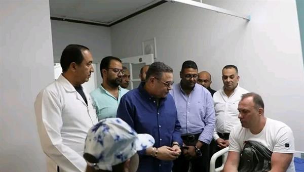 محافظ البحر الأحمر يطمئن على المصابين في حادث غرق غواصة بالغردقة
