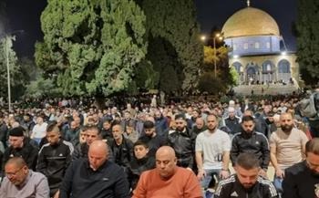   70 ألفا يؤدون صلاتي العشاء والتراويح في المسجد الأقصى