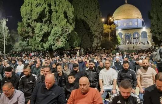 70 ألفا يؤدون صلاتي العشاء والتراويح في المسجد الأقصى