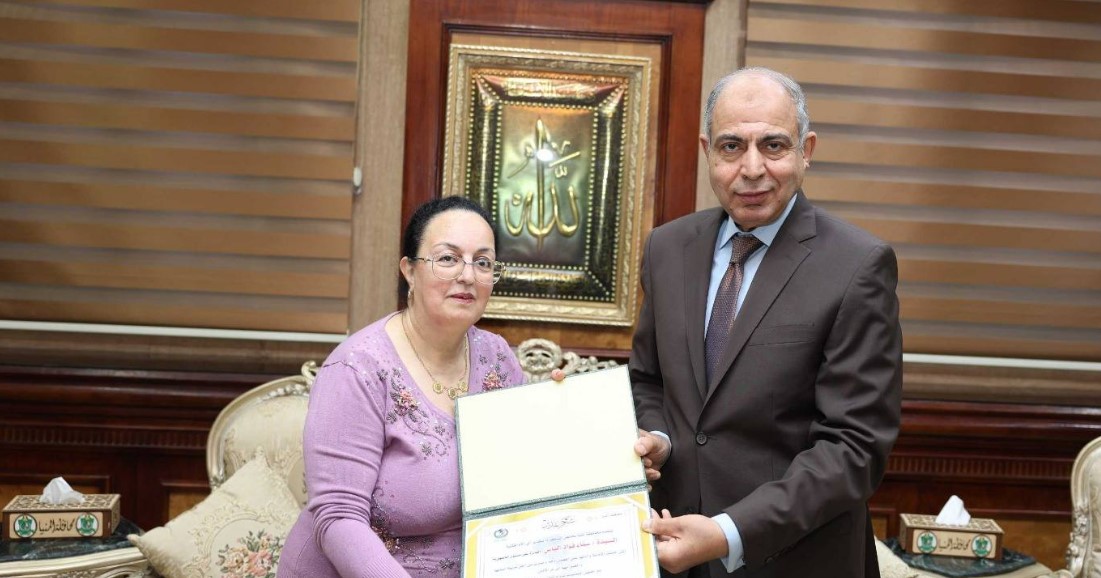محافظ المنيا يستقبل الفائزة بلقب الأم المثالية ويؤكد: الأم رمز التضحية