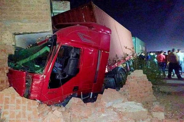 محافظ القليوبية يتابع أعمال رفع مقطورة اصطدمت بشرفة منزل بكفر شكر