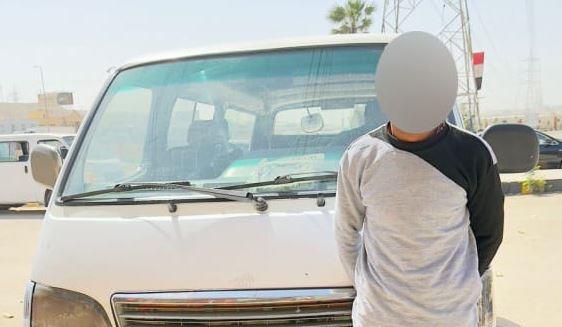 ضبط سائق سيارة عرض حياة طفلة للخطر