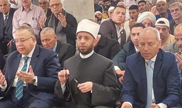 وزير الأوقاف ومحافظ القاهرة يشهدان صلاة الجمعة الأخيرة من رمضان بمسجد السيدة نفيسة