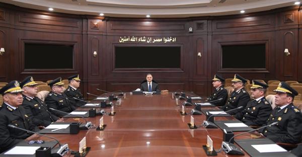 وزير الداخلية يجتمع بالقيادات الأمنية لمتابعة إجراءات تأمين المناسبات الدينية والقومية