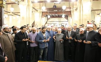   بحضورٍ مهيبٍ لعلماء الأزهر وطلابه.. مفتي الجمهورية يؤدي صلاة الجنازة على الدكتور محمد المحرصاوي
