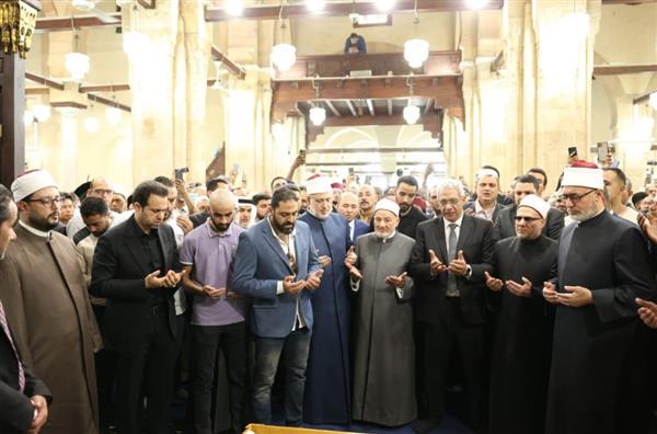 بحضورٍ مهيبٍ لعلماء الأزهر وطلابه.. مفتي الجمهورية يؤدي صلاة الجنازة على الدكتور محمد المحرصاوي