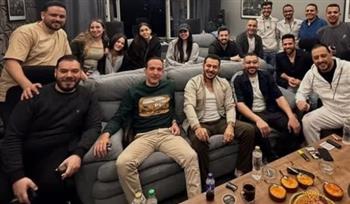   مصطفى شعبان يحتفل بفركش مونتاج آخر حلقات "حكيم باشا" بصحبة صناعه 