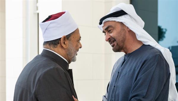 رئيس الإمارات يُجري اتصالًا هاتفيًّا بشيخ الأزهر للاطمئنان على صحته