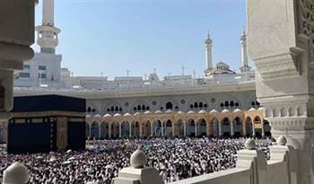 جموع المصلين بالمسجد الحرام يؤدون آخر صلاة جمعة بشهر رمضان