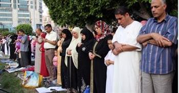   هل يجوز صلاة النساء بجوار الرجال في الساحات؟