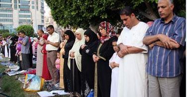 هل يجوز صلاة النساء بجوار الرجال في الساحات؟