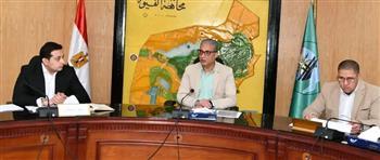 محافظ الفيوم يتابع معدلات الآداء بملفي التصالح والتقنين