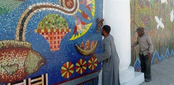 "حلمي " يتابع أعمال نظافة ورفع كفاءة جدارية كوبري دندره غرب قنا