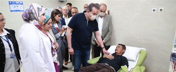 وزير الصحة يستمع إلى المرضى الذين أشادوا بالفريق الطبي بمستشفى سمالوط التخصصي