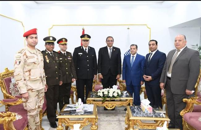 محافظ قنا يكرم القيادات العسكرية والشرطية والمدنية في العيد القومي