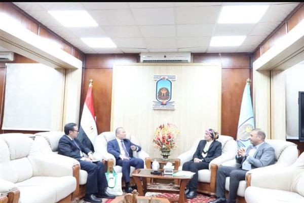 رئيس جامعة الأقصر تستقبل وفدًا من معهد بكين للتكنولوجيا لتعزيز التعاون