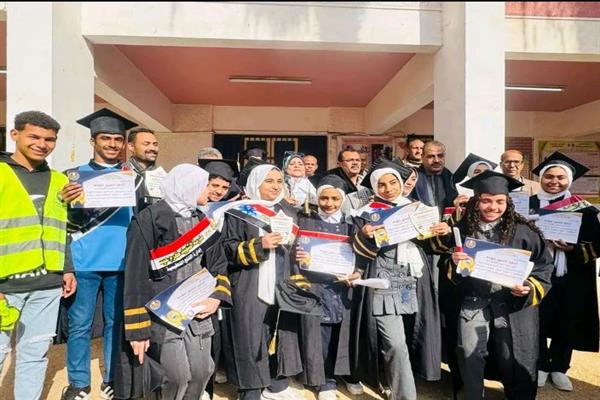 أمانة الشئون الاقتصادية لمستقبل وطن أسيوط  تكرم الطلاب المتفوقين بمركز الفتح