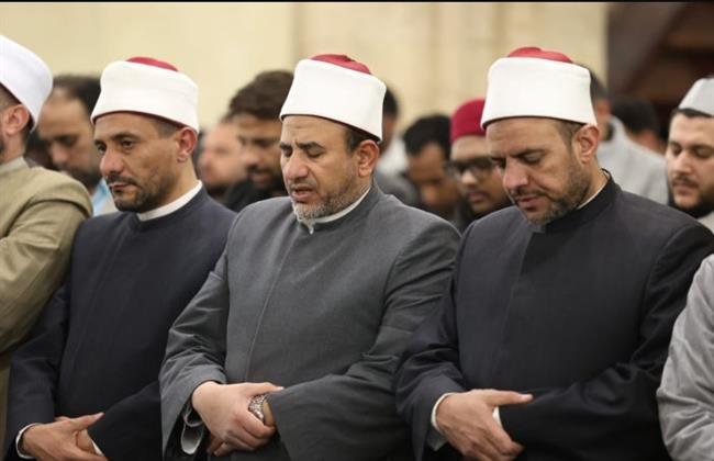 آلاف المصلين يؤدون العشاء والتراويح بالجامع الأزهر في الليلة الرابعة من رمضان