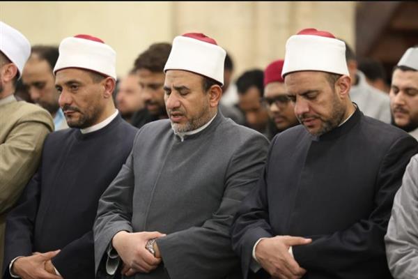 آلاف المصلين يؤدون العشاء والتراويح بالجامع الأزهر في الليلة الرابعة من رمضان