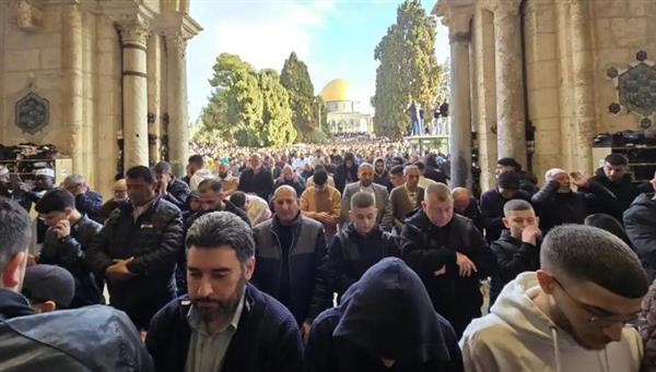 120 ألف مصل يؤدون صلاة العيد في المسجد الأقصى المبارك