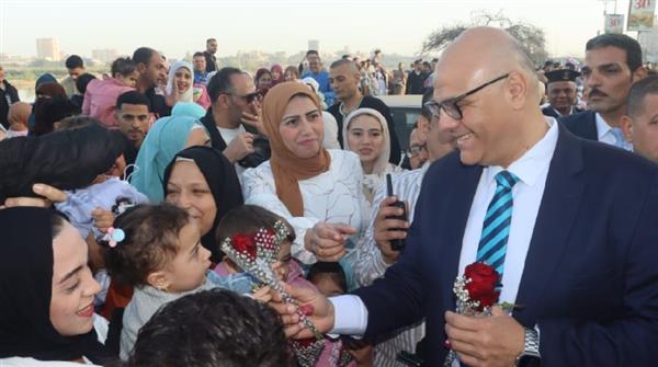 محافظ القليوبية يستقبل المصلين بالورود احتفالا بالعيد