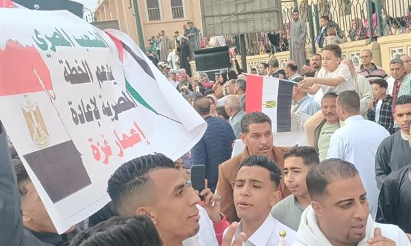 آلاف المنياوية يؤدون صلاة عيد الفطر رافعين لافتات دعم الدولة المصرية في موقفها المساند لفلسطين