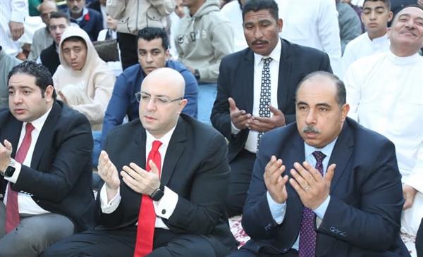 محافظ بني سويف يؤدي صلاة عيد الفطر بساحة مسجد عمر بن عبدالعزيز