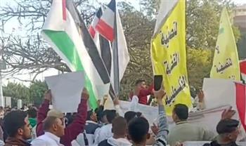   أهالي مدينة بنها ينظمون وقفة رافضة لتهجير الفلسطينيين عقب صلاة العيد 