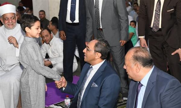 محافظ قنا يؤدي صلاة عيد الفطر وسط جمع غفير من الأهالي