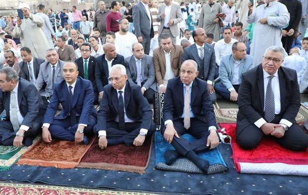 محافظ المنيا يؤدي صلاة عيد الفطر بساحة مدرسة الفريق صفي الدين أبوشناف