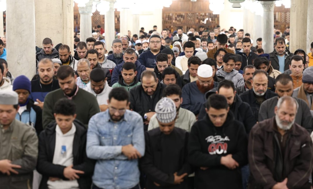 آلاف المصلين يؤدون صلاة العشاء والتراويح بالجامع الأزهر في الليلة الخامسة من رمضان