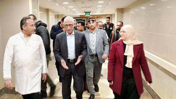 محافظ شمال سيناء يتفقد أحوال المرضى الفلسطينيين بمستشفى العريش