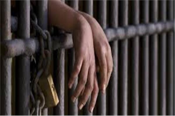 حبس مسجلين خطر ضبط بحوزتهم كيلو حشيش وسلاح ناري بالمطرية