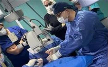   الصحة: خبير عالمي في جراحة العيون يُجري عمليات مجانية بمستشفى رمد إمبابة 