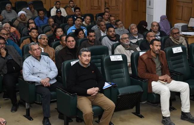 محافظ قنا يبحث حلولًا لمشكلات ملاك منطقة الخدمات الإقليمية بحوض القصر  