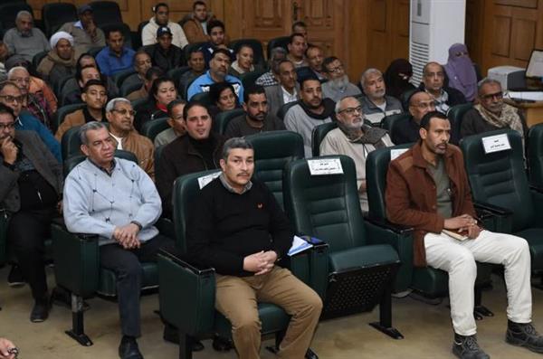 محافظ قنا يبحث حلولًا لمشكلات ملاك منطقة الخدمات الإقليمية بحوض القصر