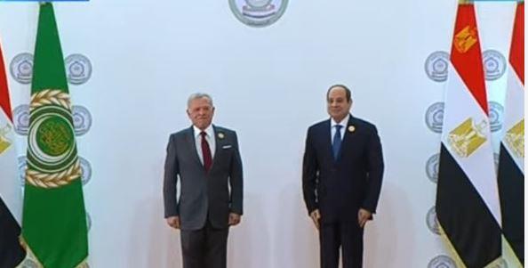الرئيس السيسي يستقبل العاهل الأردني بمقر انعقاد القمة العربية