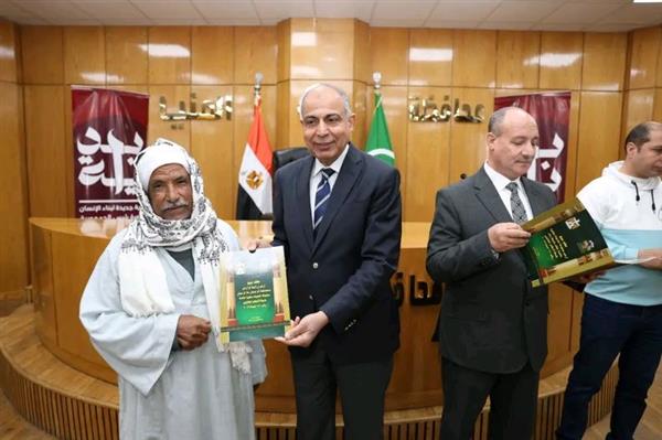 محافظ المنيا يسلم 72 عقداً جديداً  لتقنين أراضي أملاك الدولة