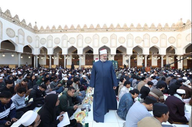 وكيل الأزهر يشارك الطلاب الوافدين لحظات الإفطار الجماعي