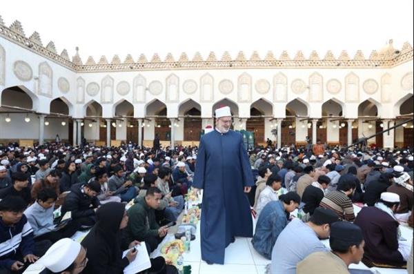 وكيل الأزهر يشارك الطلاب الوافدين لحظات الإفطار الجماعي